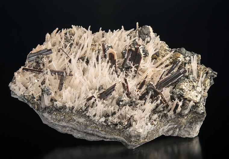 HÜBNERITE with QUARTZ